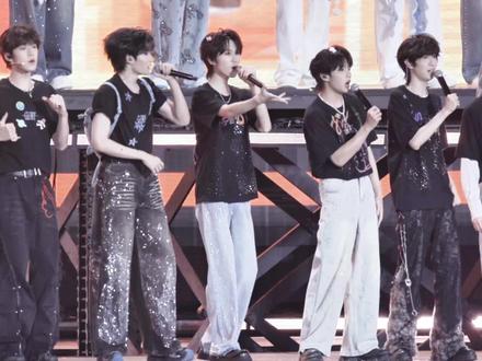 本场演唱会我觉得最有药味的一部分,包含橹杰偷瞄(也挺光明正大的)橹穆的灯牌,依旧惬意的小杰#橹穆 #tf家族新年音乐会 #厂一夫 #四嫂一 #演唱会现场