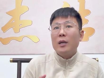 鱼竿两节之间,为什么要留一道缝?
看仔细了,这不是做工差。这道恰到好处的缝隙,叫 “留白”。
就像最好的关系,都需要空间:
和爱人再亲密,也要给彼此喘口气的时间。
和领导再默契,也要有自己发挥的余地。
和兄弟再铁,有事招呼,无事各自忙碌。
“满则溢,适则宜”。懂得留出恰当的空间,才是长久与舒适的智慧。
你和谁的关系,正是因为有了“留白”,反而更好了?把他@在评论区。
#钓鱼 #钓鱼哲学 #人生智慧 #情感 #人际关系