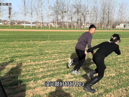 一年一度的麦地里摔跤比赛,弟弟当裁判,周昊获胜,兵嫂摔的最惨 #麦地摔跤比赛开始了