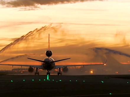 #航空 #飞行 #飞机 @抖音小助手 荷航MD11最后一次冲上蓝天之后退役,最后的画面让人着迷,太美了