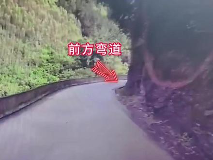 山区弯道会车,一秒不慎酿事故#山区道路安全 #交通事故 #谨慎驾驶 #平安出行