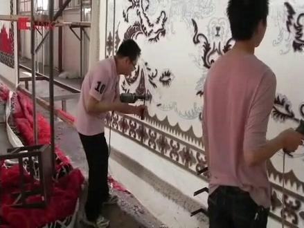 手工枪刺地毯制作全过程——美雅居地毯
枪刺地毯需要经过设计、染色、制版、投影画图、挂布、扎毯等工序,扎毯就是工人们手持刺枪,将毯纱嵌入基布,形成毯面。
具体介绍如下: 枪刺地毯需要经过设计、染色、制版、投影画图、挂布、扎毯、上胶、平毯、剪花、修整等工序。其中扎毯就是工人们手持刺枪,根据设计图将毯纱嵌入基布,形成毯面的过程。但此时整条地毯并没有形成,还需要上胶的工序才能成毯。
枪刺地毯属于高档地毯的范畴,一般应用于高档的酒店、宾馆、别墅、政府机关、高档写字楼、高级办公室等。枪刺地毯由于是手工操作,相对于机制地毯,没有长度和宽度的限制,更适合于大宽幅的产品制作。同时也没有形状的限制所以很多异形卡通人物地毯都是使用该方式制作。
#源头实力厂家 #工厂实拍视频 #传统手艺 #匠心制作 #手艺人 #手工地毯定制 #手工地毯生产厂家