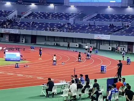 #田径 #运动 #比赛现场 #健将 #短跑 最初的小孩子变成我当初羡慕的样子!
第一道黄旭直接奠定比赛优势,最后一棒交接出现问题,好在黄邑实力强劲最终41″95拿下4*100第一名