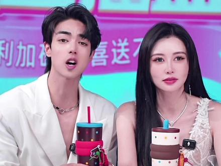 纳迪尔跟盈公主走到一起是偶然的,也是必然的,上天在八个月前已经安排了他们的缘分,历经了8个月,公主彻底分手后,纳迪尔终于鼓足勇气表白,成都及“成都”这首歌助推了一把,因为公主特别喜欢“成都”这首歌,一个青春洋溢的男孩子对着她唱,确实吹动了公主的心门,但是回到上海公主瞬间清醒,感觉不合适,年龄差距大,后来纳迪尔继续狂追,带男团来海上来助力公主直播,这次直播纳迪尔展现了超高的直播能力和幽默风趣的率真个性,直接打动了公主,公主开始从新审视纳迪尔,刮目相看,两人有种相见恨晚的感觉,纳迪尔“老婆”都喊出来了,公主听了尖叫含羞,但是还是没有拒绝,所以现在虽然没有官宣,但是大家都默认了他们的关系,祝有情人终成眷属#盈公主#盈公主和纳迪尔#缘分#相见恨晚的相遇多想抱抱你 #爱情