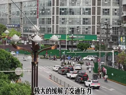 资中快报,资中城南二中下面,交叉路口开始修建人行天桥,施工期间,所有过往车辆需减速慢行,尽量绕道通行,听从现场交通指挥员及施工人员的指示通行,避免造成交通拥堵。
#平安资中 #幸福资中 #资中第二座人行天桥 #建设施工