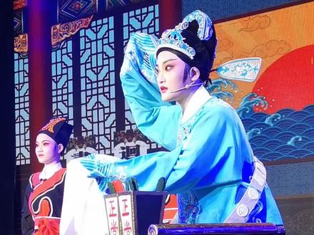 越剧《花中君子》
陈三两 李凤鸣 姐弟二人公堂相认#越剧小旦周雅梦#越剧小生蔡雪妮 #台州椒江越艺越剧团