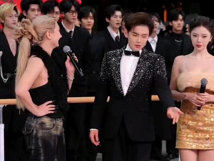 龙浩天直播间“真情侣”舞蹈,钟倩儿真的好专业啊!!! #龙浩天#崔花#钟倩儿#龙浩天妹妹#酉阳桃花源 崔花情侣全是感情,钟倩儿“情侣”全是技巧(非常专业)龙浩天兄妹就是养眼!怎么都看不够