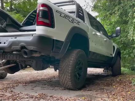 修复2021道奇RAM1500TRX事故车,总成本95000