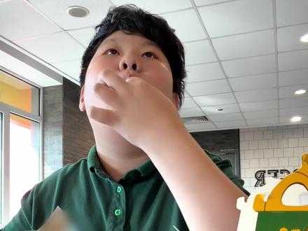 #美食测评 橙子如此钟爱的长肉吃食#麦当劳星星人 #好萌的星星人合唱团玩具