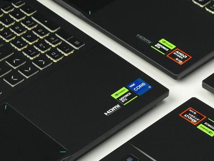 AMD与英特尔の对决!华硕天选6Pro RTX5060 不论是 AMD版本还是英特尔版本,华硕天选6Pro给到全系 8852CE这张答辩到不能再答辩的狗屎网卡
相信大家对这几代天选网卡稳定性的问题早有耳闻,核心原因就是因为 8852be也好ce也好自身稳定性依然是一坨答辩
再加上与硬盘叠叠乐设计,将本就核心温度墙一坨的螃蟹网卡继续架在火上烤
要知道,去年的天选5pro 只是锐龙版给小螃蟹网卡,那英特尔版本还能给到耐热性更高一些的 AX201
如今到好,全系给你换上小螃蟹,完事还将之前主盘与网卡堆叠的设计,改为副盘与网卡进行堆叠
这不纯纯掩耳盗铃吗? 这操作有点不太像人类了已经
除去这个问题,我们发现 英特尔版本天选相对比AMD版本出厂所用的硅脂 在寿命上 完全不是一个东西
AMD CPU用的则是枪神同款硅脂 寿命更加持久,英特尔版本用的则是跟水泥一样的东西,二者寿命层面完全不是一个量级
不知道是不是因为英特尔两颗核心相对而言比AMD发热低一些,因此再做出这种在细节上扣成本的操作
总的来说,我从未把天选当成一款传统游戏本去看过,客观的说,天选优秀的续航,优秀的16英寸便携度
以及人脸识别 使它更像一款全能本,但是少了全能本该有的质感 做工 以及扎实的用料,当然我也很清楚
质感 做工 用料这些都需要成本在里,可问题一张 AX211网卡又能比8852CE贵多少呢?
CPU那一小块核心上的硅脂 你哪怕用 7958SP又能贵几块钱呢?
你说你全系能都给8852CE网卡 那CPU硅脂为啥不能全系都给枪神同款的呢?
这一切的一切就充斥着 两个字,该省省 该花花,反正短期内消费者 不会察觉到 硅脂流失的问题
网卡不等到用户在第二个盘位加上固态也基本是察觉不到稳定性的问题