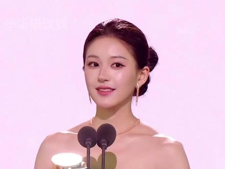 2025年星光大赏这一夜,江湖地位、爆剧女王的权威、闺蜜好人缘,在王者归来的赵露思身上诠释的淋漓尽致#赵露思 #刘宇宁 #白鹿 #娱乐评论大赏 #内容启发搜索