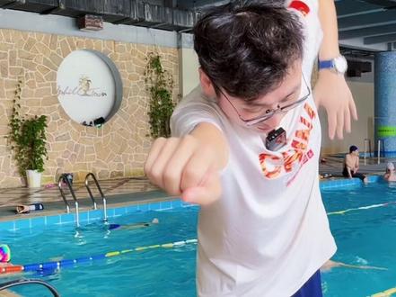 #游泳 #自由泳 自由泳卡肩,转不出肩。策哥30秒教会你@策哥教游泳滴