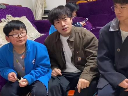 #vlog 兄弟们 我怀疑妙哇花有可能是被领养的 我是不是不应该告诉他