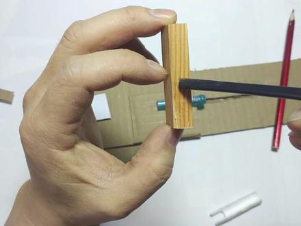 我用废纸板做了一把 AK47 能发射钢笔里的墨水囊 #手工diy #diy #手工 #纸模 #动手制作