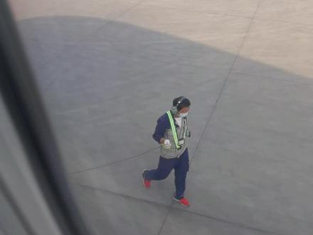 飞机起飞前,为什么有个人拿根绳子牵着飞机走?#飞机起飞前#飞机 #飞机已就位