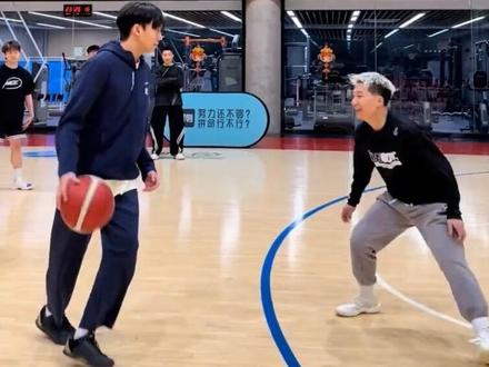 难不成柯冉在隐藏实力、迷惑对手!赛前与周钝进行切磋,被打出9:2的比分。#柯冉自在飞vs周锐周钝#passion球局#百分大战#柯冉