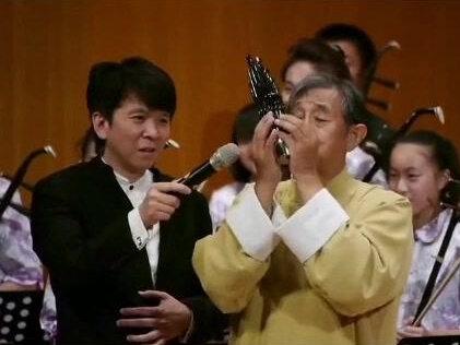 海峡两岸合奏的民乐《滥竽充数》,诙谐幽默,令人回味。由大陆笙演奏家唐富、月琴演奏家冯少先、胡琴演奏家唐峰,以及台湾青年指挥家刘江滨与新竹青年国乐团联合演奏。