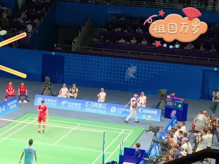 2023.10.1,5:00-10:30,杭州滨江体育馆,#杭州亚运会# 羽毛球男团决赛🥇🇨🇳中国 3-2 🥈🇮🇳印度,中国队让二追三,实现卫冕。
现场太燃太燃太燃啦🔥🔥🔥🔥🔥🔥🔥🔥🔥我们是冠军
见到了国家队所有男女主力队员,大家氛围超融洽,发现了国家队好多显眼包,第五场一直带领观众助威加油。
可惜央视没直播,附上最后一球落地+全队庆祝+颁奖仪式+升国旗奏国歌的小视频。