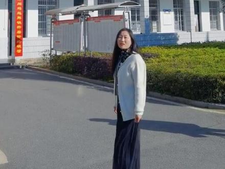 华容一中迎来一名特殊的思政老师一一县委书记陶伟军。课中书记期望全县师生从党史学习中强化信仰,坚定信念,传递真,善,美,勤奋学习,在奋斗中让青春闪光!#记录校园生活 @DOU+小助手