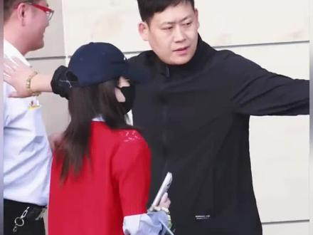 白鹿 鹿鹿啊,你要多穿衣服啊!你这么敬业,相信你可以的!对所有粉丝都那么好😭😭😭!这个是去录制你好星期六的,出发视频! #白鹿 #白鹿录制你好星期六 #你好星期六 520录制!大家尽情期待一下吧,是来宣传莫离的哟!#莫离 #叶璃 @明星娱乐一线