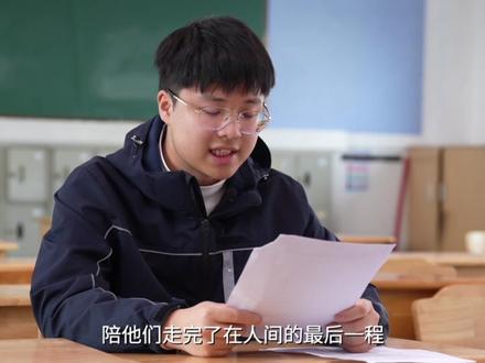 在殡仪馆,长期存放无人认领的骨灰,没有身份,没有去处。自2018年起,余姚市第四中学老师钱剑波领着学生,为无主骨灰下葬,名为“义冢”,至今已有304位无名逝者入土。2026年3月28日,清明节前夕,这项活动又开始了。#无主骨灰 #清明节 #安葬 #安葬仪式#媒体精选计划