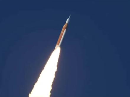 四名宇航员正奔赴月球
北京时间2026年4月2日6时36分左右,美国研制的登月用大推力火箭(Block1)搭载猎户座载人飞船发射升空,执行阿尔忒弥斯2号绕月飞行任务,发射地点位于卡纳维拉尔角的肯尼迪航天中心。阿尔忒弥斯2号任务计划进行为期约10天的载人绕月飞行,这将是自1972年“阿波罗17号”任务以来,人类首次重返月球轨道。
飞船将采用独特的"8字形"自由返回轨道,发射后先绕地球飞行两圈,第二天进入地月转移轨道。在第6天抵达近月点,距离月球表面数千至一万公里,期间将飞越月球背面并经历约30-50分钟的通讯中断。随后飞船利用月球引力弹弓效应加速,开始返回地球的旅程。整个飞行轨迹的最远点距离地球约47万公里,将创造人类载人航天飞行距离的新纪录。
该任务原定于2024年执行,但因技术原因已多次推迟。此次任务的核心目标是全面测试新一代“猎户座”载人飞船与“太空发射系统”(SLS)重型火箭在深空环境下的综合性能,特别是验证飞船的关键生命支持系统、环境控制与通信系统在长期任务中的可靠性。此次任务的成功将为后续的载人登月、建立可持续月球基地乃至最终登陆火星的宏伟目标奠定不可或缺的技术与操作基础。
执行阿尔忒弥斯2号任务的飞行乘组由四名宇航员组成。指令长由经验丰富的美国宇航员里德·怀斯曼担任,飞行员维克多·格洛弗将成为首位飞越月球的非裔宇航员。任务专家克里斯蒂娜·科赫凭借其创纪录的太空飞行经验,将成为绕月飞行的首位女性,而来自加拿大的杰里米·汉森则作为国际合作伙伴的代表,即将成为首位飞出近地轨道的非美国籍宇航员。
阿尔忒弥斯计划VS阿波罗计划
阿尔忒弥斯计划类似于上世纪的阿波罗登月计划,这是由美国发起的载人航天项目,主要由太空发射系统(SLS)、猎户座飞船、月球轨道空间站以及商业化的登月系统(SpaceX的星舰是重要候选者)组成,最终目标是让宇航员重返月球,并建立长期的月球基地,甚至为未来载人登陆火星任务铺平道路。
在希腊神话中,太阳神阿波罗和月神阿尔忒弥斯是宙斯与勒托的子女。阿波罗是位多才多艺的男神,他的姐姐月亮女神阿尔忒弥斯常常手持弓箭,在林莽和山野间与侍奉她的众仙女狩猎。因此,阿尔忒弥斯计划与阿波罗计划遥相呼应,更适合给探月计划命名。
我们知道,从1969年到1972年,阿波罗计划共成功实施了6次载人登月,先后把12名宇航员送到月球表面。