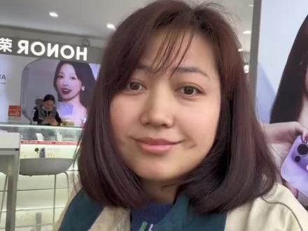 如果苹果手机右上角不显示5G信号,可能是由多种原因导致的。以下是综合搜索结果整理的可能原因及解决方法:
---
### **1. 确认5G功能是否开启**
- **检查设置路径**:进入「设置」→「蜂窝网络」→选择当前使用的SIM卡→点击「语音与数据」,确保已选择「启用5G」或「自动5G」。若此处无5G选项,可能因手机未激活5G或运营商套餐不支持。
- **双卡用户注意**:部分机型(如iPhone 12)在双卡模式下可能限制5G使用,需关闭一张SIM卡才能启用5G。
---
### **2. 确认所在区域的5G信号覆盖**
- 即使手机支持5G,若处于地下室、偏远地区或5G信号未覆盖区域,手机可能自动切换至4G。建议移动到开阔区域或联系运营商确认当地5G覆盖情况。
---
### **3. 检查运营商套餐与网络设置**
- **套餐支持**:部分运营商需开通5G服务或升级套餐后才能使用5G网络。联系运营商确认SIM卡是否支持5G功能。
- **还原网络设置**:进入「设置」→「通用」→「传输或还原iPhone」→「还原网络设置」。此操作会清除Wi-Fi密码,需重新连接。
---
### **4. 系统版本与5G-A网络影响**
- **iOS 18.4 Beta2及以上版本**:若已升级到该版本,手机可能显示「5G-A」(5G-Advanced)标识,而非普通5G。需确认所在区域是否覆盖5G-A网络,且运营商是否支持该服务。
- **兼容机型**:iPhone 13及以上机型支持5G-A,但需同时满足以下条件:
- 系统升级至iOS 18.4 Beta2或更新版本;
- 处于5G-A覆盖区域;
- 开通相关套餐。
---
### **5. 排除硬件或运营商问题**
- **重启或飞行模式**:尝试开关飞行模式或重启手机,刷新网络连接。
- **联系运营商**:若以上方法无效,可能是SIM卡故障或基站问题,需联系运营商检测。
---
### **总结步骤**
1. 检查「蜂窝网络」设置是否启用5G;
2. 移动到信号覆盖良好的区域;
3. 还原网络设置;
4. 确认系统版本是否为最新(如iOS 18.4 Beta2及以上);
5. 联系运营商确认套餐及基站状态。
若问题仍未解决,建议携带设备到苹果官方售后或运营商网点进一步检测。