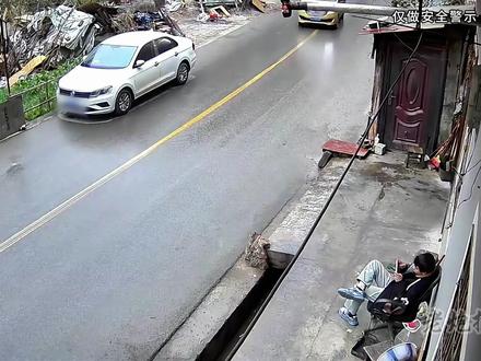 面包车越线抢道遇上直行的越野车,路边违停车又需不需要担责? #交通安全 #驾驶技巧 #学车 #防御性驾驶
