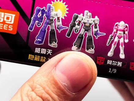 变形金刚 群星版 第九弹 至暗时刻 我真的没有理由不端盒了!#变形金刚#布鲁可积木人#布鲁可变形金刚#变形金刚玩具#大人也要玩玩具 @抖加上热门