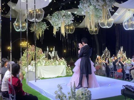 更新啦!更新啦!💕💕💕
#张琬荻婚礼#三亚婚礼
美荻@张琬荻 和张先生@張先生 的First Dance 太浪漫了吧💕