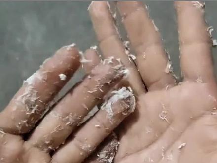 男子徒手剥菠萝蜜双手被沾满果胶,当事人:越洗越崩溃,最后用卸妆油洗掉了