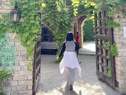 漫游上海|穿梭时光的缝隙,隐藏都市中的秘境
📸必打卡清单:
1. 「莫奈花园同款步道」:沿河蔷薇花墙正在盛放,浅粉花瓣落在石板路上,随便一站就是电影截图
2. 「旋转楼梯的光影魔术」:老厂房改造的挑高空间里,螺旋楼梯被阳光切成金色格子,午后三点光影最绝;
3. 「藏在角落里的艺术盲盒」:每个独栋小楼都有不同惊喜——复古相机展览馆、手作陶艺工坊、香薰实验室,连咖啡店都摆着主理人私藏的黑胶唱片。
坐在园区的露天座位喝一杯拿铁,看猫咪在草坪上追蝴蝶,听风吹过风铃的叮铃作响。
💡小贴士:园区免费开放,停车方便;建议错峰打卡,避开周末下午人流高峰,独享包场般的静谧感~#文化创意园 #上海网红打卡景点 #上海美好推荐官 #上海周末去哪儿 #上海遛娃好去处