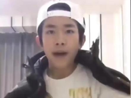 别害怕,烦恼放下,一起向魔法城堡出发!——臭屁烊#易烊千玺 #臭屁烊 #易烊千玺双蜡像同台释出