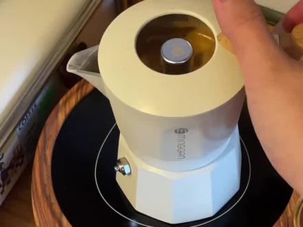 注意以下几点,新手摩卡壶也能萃出完美浓缩!
#咖啡 #今天你喝咖啡了吗 #日常vlog 新手摩卡壶教程
到手记得开壶,开壶流程跟正式萃取流程一样,只是前两壶不能喝。
双杯份摩卡壶为例:
1、瓶底注水量为 90-120ml为佳,这里的摩卡壶
有刻度线刚好为 120ml 注意不要超过刻度线
2、新手建议用常温水进行萃取(热水会加速萃取
但是新手不好控制)
3、所需粉量为 15-18g,我习惯17g左右成功率最
高
4、如没有称,倒粉量刚好到粉碗高度即可
5、千万不要压粉!!!!!!!!!
6、新手小火加热慢慢观察出液,熟练了再用大火
7、两个口出液的瞬间开始倒计时8秒,8秒一到
马上离火,利用余温继续出液即可。
祝大家玩的开心,玩的放心,远离喷射~