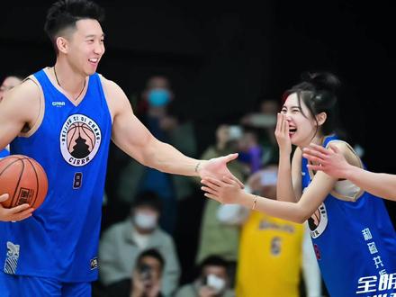 杨毅表述出曹岩在cba的问题,曹芳直言他不适合打cba,而杨政直接爆料黑幕。2015年cba第16轮,八一队主场对战福建队在比赛。第四节,八一队的邹宇晨在跳起下落时,误伤了福建外援泰勒,随即爆发了冲突,而曹岩为了给自己的队友出气,不顾阻拦,冲上前就要拿拳头说话,此役也正式成为曹岩cba历史上浓墨重彩的一笔。#篮球 #曹岩