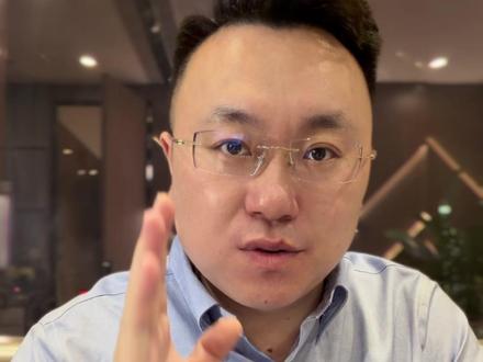 “银行卡突然被冻结,千万别像无头苍蝇一样跑柜台了!记住这3个电话,遇到大数据误伤,足不出户就能解决。全程干货,极度容易和谐,建议先点赞收藏,关键时刻能保命!#银行卡冻结 #解冻 #少走弯路 #商业思维 #涨知识