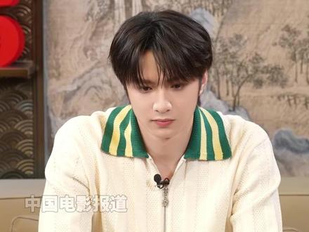 #刘耀文说裴将军定妆后第一时间发给妈妈 #电影镖人 春节档上映,#刘耀文 饰演的裴将军一亮相就气场拉满!他爆料定妆完成后第一件事就是自拍发给妈妈,还笑称妈妈和外公看到骑马片段一定会被帅到。这次出演电影镖人 ,刘耀文不仅挑战武打骑马,更是圆了自己的武侠梦。#2026温暖春节档