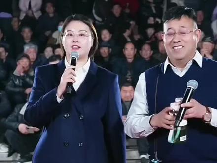 豹哥和豹嫂同台主持!你们说漂亮不漂亮?