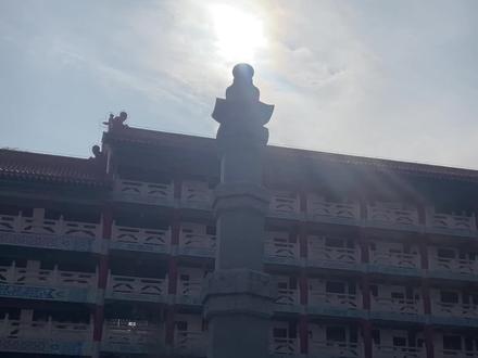 ## 佛光普照:智慧与慈悲的永恒之光
佛光普照,这四个字蕴含着深邃的智慧与无边的慈悲。在佛教文化中,佛光象征着觉悟者的智慧光明,能够照破世间一切无明与黑暗。这种光明不是物理意义上的光芒,而是一种超越性的精神力量,能够指引众生走向解脱与觉悟。
佛光的本质是智慧。佛陀在菩提树下证悟的,正是这种能够照见五蕴皆空、诸法无我的般若智慧。这种智慧不是简单的知识积累,而是对生命本质的透彻洞察。就像黑暗中的明灯,佛光能够照亮我们内心的迷茫与困惑,让我们看清生命的真相。
佛光的特质是普照。它不分贵贱、不论善恶,平等地照耀着一切众生。这种普照体现了佛教的慈悲精神,就像太阳无私地照耀大地,佛光也无私地照耀着每一个寻求真理的心灵。在佛光的照耀下,我们能够超越自我中心的局限,体会到众生一体的真谛。#见者好运 #人生是一场修行