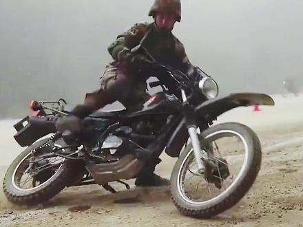 快来围观,#特种兵#特种驾驶大秀车技,太帅了!事实证明,没有什么是兵哥哥做不到的