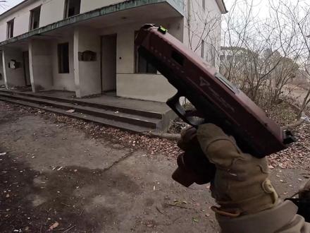 原厂电手户外长电局激战! 使用原厂电手战武殿铜斑蛇在户外长电局下场,跑分70原厂性能不错,下场肯定没问题,唯一的遗憾是行程不长,但是只为了下场的话可以忽视。是一把适合下场的电手。#wargame #真人cs #战武殿铜斑蛇 #生存游戏 #第一人称视角