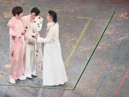 阿信摔倒后续来了,大家可以放心啦!! #五月天阿信 #恒星之城演唱会 #阿信 #F4