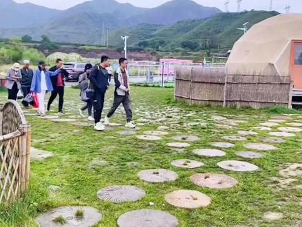 牧飒一家泾源游花絮!借一天秋光,停一天奔忙,寻一处宝地,带着家人领略乡野情趣,享受风物闲美!@旅途(宁夏牧飒) #宁夏泾源 #泾源百花溪谷 #泾源老龙潭 #享受这悠闲时光 #风景如画的地方 #泾源黄牛肉 #泾源土蜂蜜