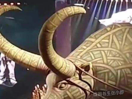 蔡依林演唱会都是巨兽,骑猪赶牛脚踩巨蛇,站在书里唱歌