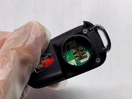 你的荣威360遥控器没电了!钥匙电池更换方法知道么?#汽车钥匙 #荣威 #汽车小知识