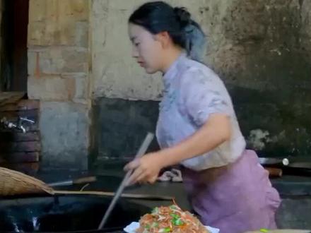 乡愁沈丹:一个负债单亲妈妈,在农村逆袭千万网红,带着村民发家致富#励志故事 #沈丹 ##风味人间