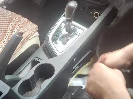 长安悦翔V7自动挡手把拆卸方法。觉得有用的就拿走。#汽车保养与维修 #抖音 #汽车人共创计划