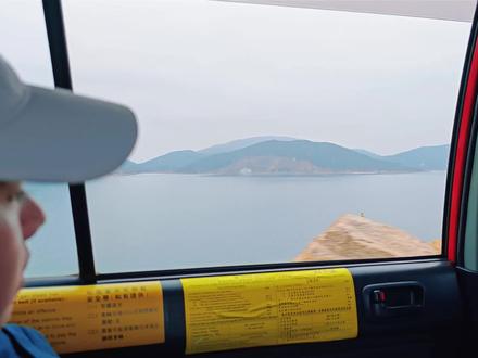 其实📍麦理浩径,这段徒步路线是很成熟的,周末你会看到很多人徒步,就是出发之前你需要准备好以下几点:
1️⃣确定好你要徒步的路线,因为全程100KM
2️⃣风景精华段就是破边洲➕二段,2天1夜的重装徒步其实属于慢摇,舒服走完的那种
3️⃣提前下载好轨迹&攻略(那里有些地方冇wifi)
4️⃣提前买好香港的流量包
.
🎯关于帐篷、睡袋
如果懒得带,西湾沙滩、咸田湾沙滩都可以租
🎯关于洗澡和🚾
西湾沙滩、咸田湾沙滩有可提供洗澡的商户,好像是30港币/人/次,爱干净的可以洗,我反正没洗🙊
🚾:万宜水库东坝、西湾沙滩(有公厕)、咸田湾沙滩
.
🎯关于看日出
咸田湾沙滩看日出zui 佳,西湾沙滩到第二个沙滩往里一点的位置,朝东,也是ok的(不过好像丰水期这里全是水,搭不了帐篷)
.
🎯关于吃饭
西湾沙滩、咸田湾沙滩可以吃饭买水,万宜水库东坝,浪茄湾都没有!
万宜水库→西湾沙滩约7公里,然后还得爬个破边洲,所以带够水和吃的很重要!
.
🎯关于野猪🐗
如果你不想野猪来拜访你,晚上睡觉前记得把所有的食物挂树上!!吃过的零食袋记得扔进垃圾桶,煮东西吃记得离帐篷远一些(顺风的位置),不要留下味道,🐗鼻子很灵的!煮过食物的炉、碗、记得洗干净,放在外面或者挂在树上!
#麦理浩径 #户外徒步登山 #周末去哪玩 #香港 #保持热爱奔赴山海