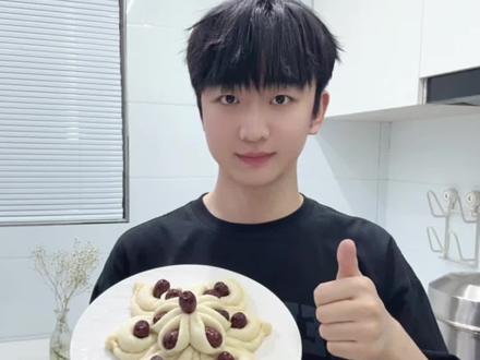 山西特色枣花馍它来了 面团上的非遗 花馍暄软 枣香浓郁 一口下去是山西人最扎实的甜蜜#枣花馍 #山西美食 #非遗美食 #为家乡美食打call #冬至 @DOU+小助手