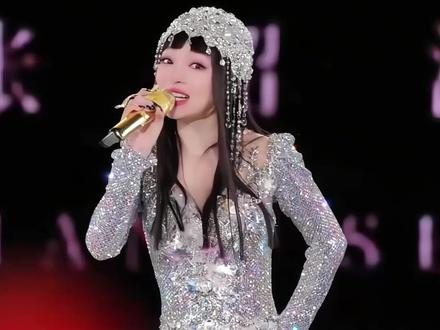 张韶涵舞台上表演3秒换装 现场的小哥哥们都看呆了吧~#张韶涵 #张韶涵演唱会 #张韶涵肇庆演唱会